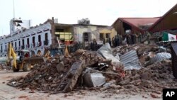 Soldados remueven escombros de un edificio municipal parcialmente derrumbado luego del terremoto del jueves en Juchita, estado de Oaxaca, al sur de México. Sept. 8, 2017.
