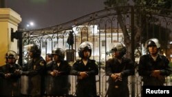 Policías peruanos resguardan el edificio del Congreso, el lunes 30 de septiembre de 2019. Reuters/Guadalupe Pardo.