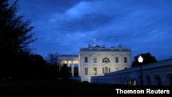 El presidente de Estados Unidos, Joe Biden, camina desde el Marine One tras llegar a la Casa Blanca, el lunes 10 de mayo de 2021.