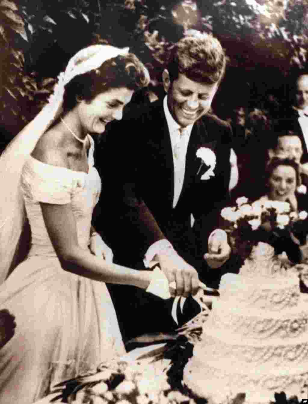 Con və Jaklin Kennedi toy mərasimində tortu kəsərkən, 12 sentyabr 1953. 