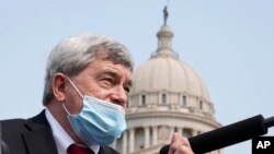 ARCHIVO - Steven Dilingham, director de la Oficina del Censo habla con periodistas afuera del Capitolio estatal de Oklahoma, el 18 de septiembre de 2020 en Oklahoma City.