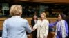 La Viceprimera Ministra para la Integración Europea y Euroatlántica de Ucrania, Olga Stefanishyna, saluda a la Secretaria de Estado de Asuntos Europeos de Croacia, Andreja Metelko-Zgombic (izq.), en Luxemburgo el 25 de junio de 2024.