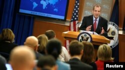 El portavoz interino del Departamento de Estado, Mark Toner, ofreció la primera conferencia de prensa bajo la administración Trump el martes, 7 de marzo, de 2017.