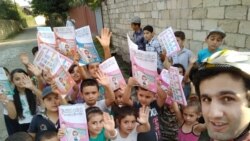 Velisopedlə kəndləri gəzərək uşaqlara kitab paylayan tarix müəllimi