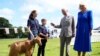 Raja Inggris Charles III (kedua dari kanan) dan Ratu Camilla (kanan) bertemu dengan kambing emas Guernsey dalam lawatan ke Les Cotils di St Peter Port, Guernsey, pada 16 Juli 2024, sebagai bagian dari kunjungan resmi kerajaan ke Kepulauan Channel. (Foto: Andrew Matthews/Poo/AFP)