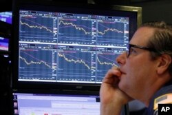 El corredor de bolsa Gregg Maloney mira el declive de las acciones en el Mercado de Valores de Nueva York el 10 de octubre de 2018.