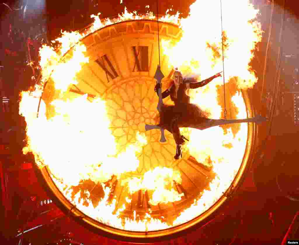 Penyanyi Pink membawakan lagu &quot;Just Like Fire&quot; pada acara penghargaan Billboard 2016 di Las Vegas, Nevada, AS.