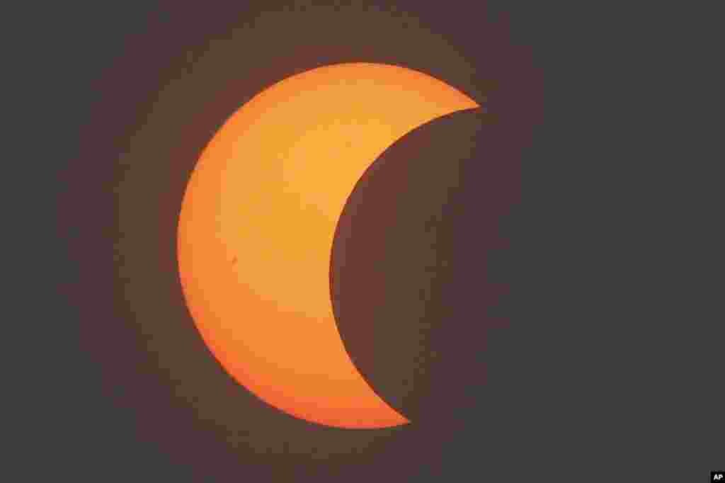 A partial annular solar eclipse is seen over Beijing, China.Eclipse anular parcial visto desde Beijín, China.
