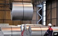 Un trabajador mueve bobinas en la fábrica de acero Thyssenkrupp en Duisburg, Alemania, el 27 de abril de 2018. La reacción alemana ante el anuncio de las tarifas de los Estados Unidos sobre las importaciones de acero y aluminio fue una de las más feroces en Europa.
