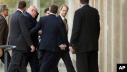 El embajador John B. Emerson (segundo de la derecha) fue consultado por autoridades alemanas sobre un caso de espionaje.
