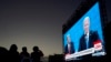 Foto de una pantalla que transmite un debate entre el entonces presidente de EEUU Donald Trump y el candidato Joe Biden, el 22 de octubre de 2020.