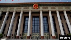 中国保安在正在举行中国人大会议的北京人大会堂外站岗。（2020年5月25日）