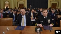 El director del FBI, James Comey (izquierda) y el director de la Agencia de Seguridad Nacional, Mike Rogers (derecha) comparecen ante la Comisión de Inteligencia de la Cámara de Representantes de EE.UU., el lunes, 20 de marzo, de 2017.
