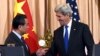 美国国务卿克里和中国外长在联合举行记者会后交谈。（2016年2月23日）