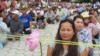 អ្នកគាំទ្រ​គណបក្សប្រឆាំងនៅប្រទេសកម្ពុជា ហាត់សម​ធ្វើ​បាតុកម្ម​អហិង្សា។ (រូបថត​ដោយ​ហេង រស្មី វីអូអេខ្មែរ) 