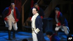 El show producido, dirigido y protagonizado por Lin Manuel Miranda, es un musical con canciones hip hop sobre Alexander Hamilton, uno de los fundadores de Estados Unidos.