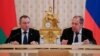 Російський міністр закордонних справ Сергій Лавров з білоруським міністром закордонних справ Володимиром Макеєм у Москві 10 листопада 2021 р.