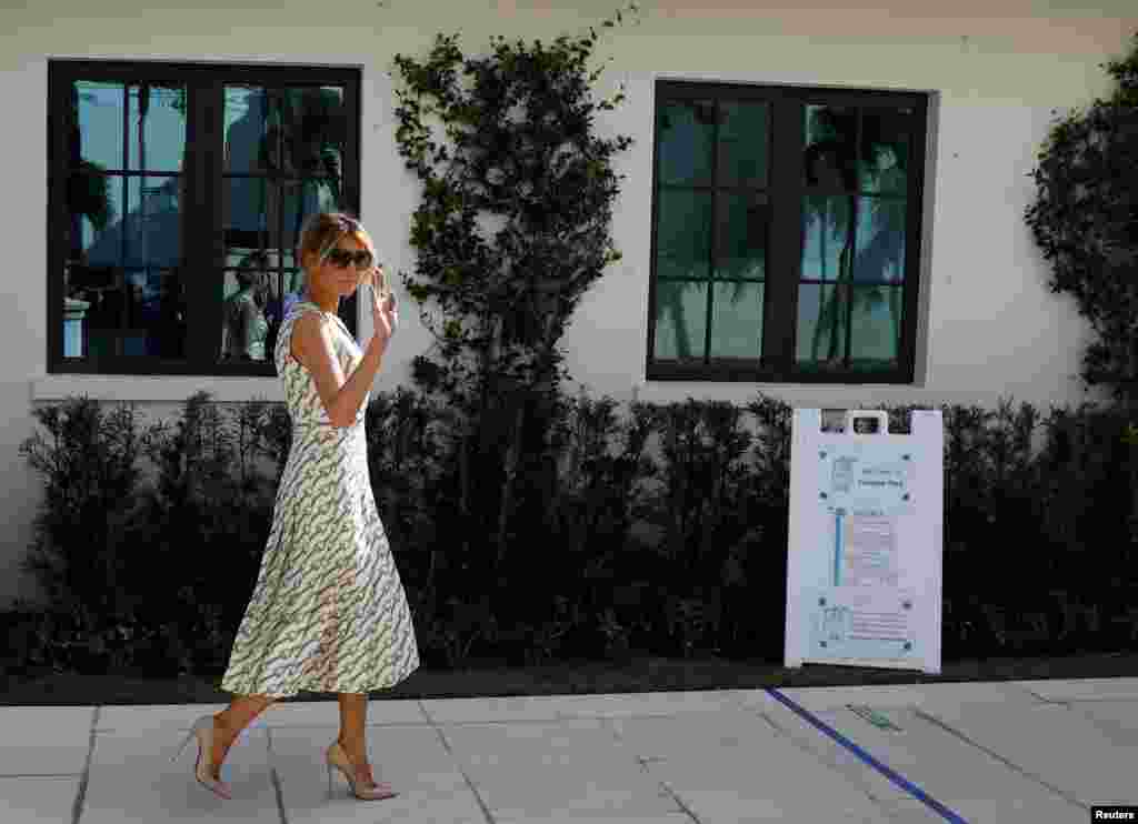 La primera dama de Estados Unidos, Melania Trump, llega para emitir su voto durante las elecciones presidenciales de 2020 en Morton and Barbara Mandel Recreation Center en Palm Beach, Florida, 3 de noviembre de 2020.