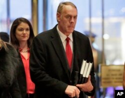 Legislador republicano Ryan Zinke, de Montana, nominado a Secretario del Interior.