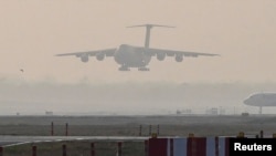 Un avión de la Fuerza Aérea de los EE. UU. que transportaba suministros de socorro COVID-19 desde EE.UU. se prepara para aterrizar en la terminal de carga del Aeropuerto Internacional Indira Gandhi en Nueva Delhi, la India, el 30 de abril de 2021.