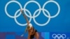 La alemana Margareta Kozuch se estira durante una sesión de entrenamiento de voleibol de playa, el 20 de julio de 2021, en Tokio.