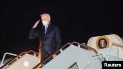 El presidente de Estados Unidos, Joe Biden, saluda al abordar el Air Force One para partir hacia Hagerstown, Maryland, desde la base conjunta Andrews, el 12 de febrero de 2021.