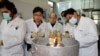 IAEA 관계자들과 이란 기술자들이 지난 1월 이란 테헤란 남쪽 나탄즈 핵 시설에서 고농축 우라늄 생산용 원심분리기 작동을 중단시키고 있다.