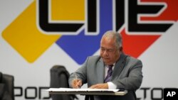 ARCHIVO - Elvis Amoroso, presidente del Consejo Nacional Electoral de Venezuela, firma un acuerdo de reconocimiento de resultados de la elección presidencial, en Caracas, el 20 de junio de 2024.