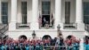 El presidente Donald Trump se dirige a cientos de seguidores que se dieron cita este sábado, 10 de octubre, en la Casa Blanca.