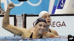 Dana Vollmer celebra su medalla de oro y nuevo récord mundial en los 100 metros mariposa.