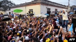 La líder opositora María Corina Machado habla a simpatizantes durante un mitin de campaña electoral a favor de Edmundo González Urrutia, candidato de la Plataforma Unitaria, en San Juan de Colón, Táchira, el 27 de junio de 2024.
