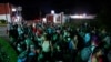 Migrantes avanzan en caravana después de haber descansado en su camino hacia la frontera con Estados Unidos, en Huixtla, México, el 7 de noviembre de 2024.