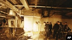 Policía de Nueva York y bomberos inspeccionan el cráter de la bomba dentro del World Trade Center el 27 de febrero de 1993, un día después del ataque fatal por una facción islámica.