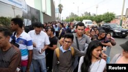 Ciudadanos venezolanos hacen cola para regularizar sus documentos de inmigración en la oficina de Interpol en Lima, Perú, el 10 de mayo de 2018. Fotografía tomada el 10 de mayo de 2018. REUTERS / Guadalupe Pardo