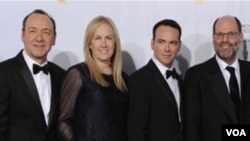 Los productores de "La Red Social", Kevin Spacey, Cean Chaffin, Dana Brunetti, Scott Rudin y Michael De Luca, felices por los premios.