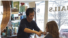 Divo Le, un inmigrante vietnamita dueño de Divo Hair Salon en Alexandria, Virginia, ha visto su sueño americano amenazado por la COVID-19. 