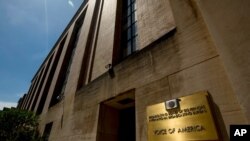 La Voz de América contrata a periodistas extranjeros con habilidades lingüisticas y conocimiento de sus países que ayudan al servicio noticioso a proveer información veraz y balanceada a su audiencia en más de 40 idiomas y dialectos.