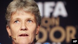 La entrenadora sueca del equipo estadounidense, Pía Sundhage, en una rueda de prensa en Zurich, Suiza en enero de 2012.