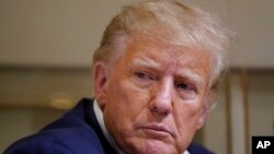 ARCHIVO - El expresidente Donald Trump durante un vuelo tras ofrecer un mitin en el aeropuerto regional de Waco, EEUU, el 25 de marzo de 2023.