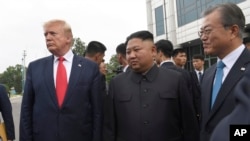 Los presidentes Donald Trump y Kim Jong Un celebraron una breve reunión improvisada en una aldea fronteriza coreana a finales de junio y acordaron retomar los contactos.