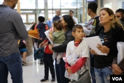 Inmigrantes buscan entrada legal a los Estados Unidos en McAllen, Texas. (Foto: A. Barros / VOA)