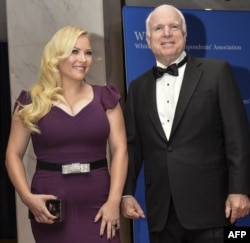 ARCHIVO - El senador John McCain y su hija, Meghan McCain, llegan a la cena anual de la Asociación de Corresponsales de la Casa Blanca en Washington, el 3 de mayo de 2014.