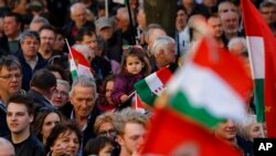 Partidarios asisten al acto electoral de cierre de campaña del primer ministro Viktor Orban en Szekesfehervar, Hungría, el viernes, 6 de abril, de 2018.