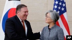 Mike Pompeo se reunió con la ministra de Relaciones Exteriores de Corea del Sur, Kang Kyung-wha.