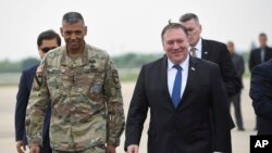El secretario de Estado de EE.UU., Mike Pompeo, (derecha) junto al general estadounidense Vincent K. Brooks, (izquierda) comandante de las fuerzas estadounidenses en Corea del Sur, a su llegada a la Base Aérea en Pyeongtaek, Corea del Sur, el miércoles, 13 de junio de 2018.