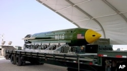 La bomba conocida como GBU-43 contiene 11 toneladas de explosivos.