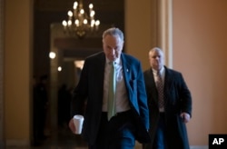 El líder de la minoría del Senado, Chuck Schumer, demócrata por Nueva York, camina hacia su oficina en el Capitolio, el miércoles 23 de enero de 2019.