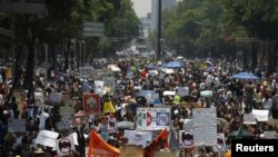 "Queremos escuelas, no telenovelas" o "voto informado, no manipulado" son algunos de los lemas que gritaban los estudiantes.