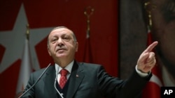 Rəcəb Tayyib Ərdoğan NATO-nun Norveçdə keçirilən hərbi təlimlər zamanı onun və Mustafa Kamal Atatürkün portretlərini hədəf lövhəsinə yerləşdirilməsini pisləyiib. 17 noyabr, 2017.