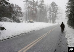 Andrew Dedman, de 16 años, camina en medio de la nieve hasta el apartamento de un amigo para tomar chocolate. Durham, Carolina del Norte. Diciembre 10 de 2018.